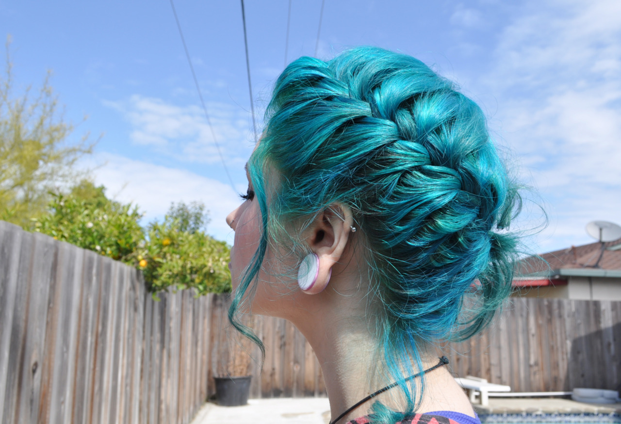 Сине зеленые волосы