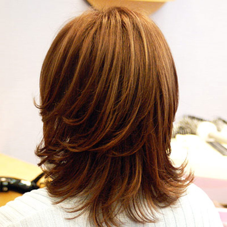 Каскад на короткие волосы с косой челкой с объемом на макушке фото сзади и спереди