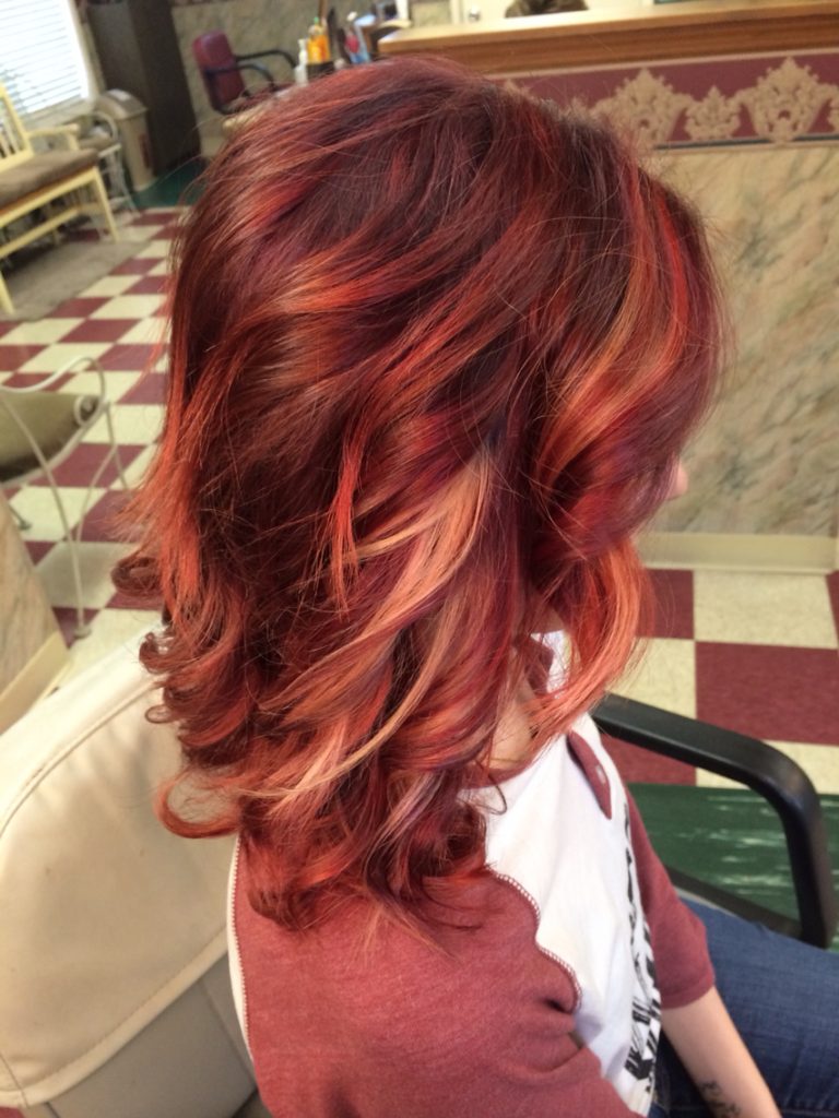 Цветные пряди на рыжих волосах фото