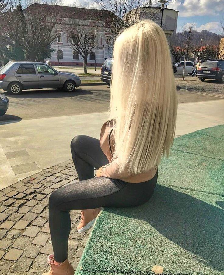 Длинные волосы стройной девушки