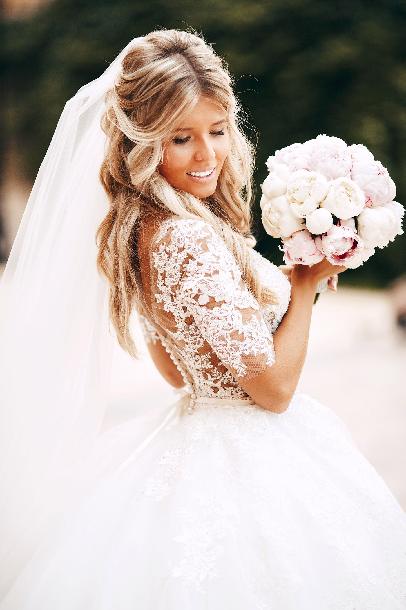 Прическа и платье невесты