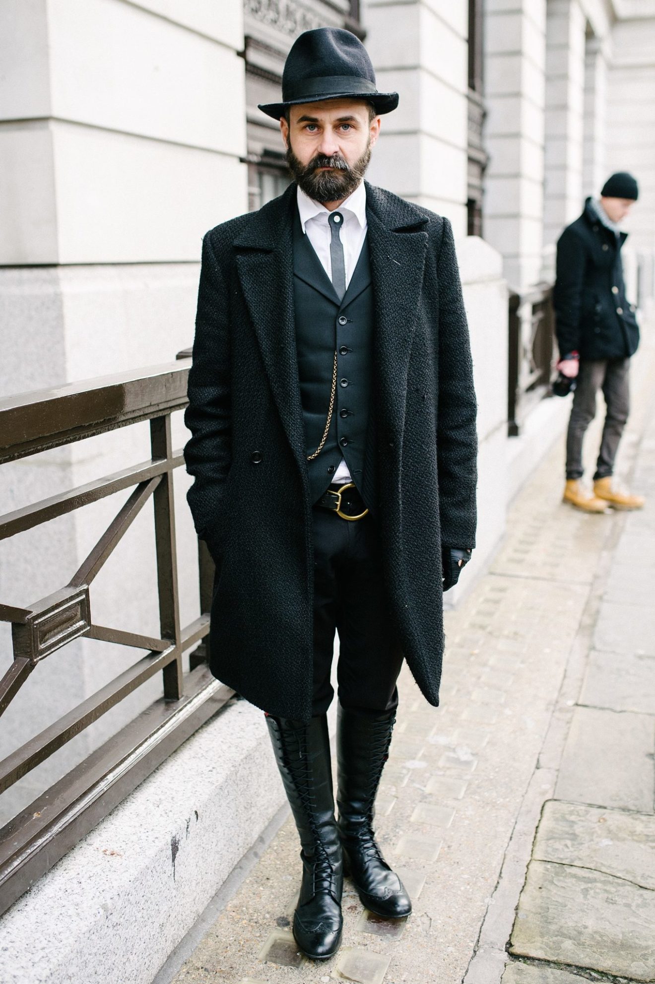 Мужчина в костюме и пальто